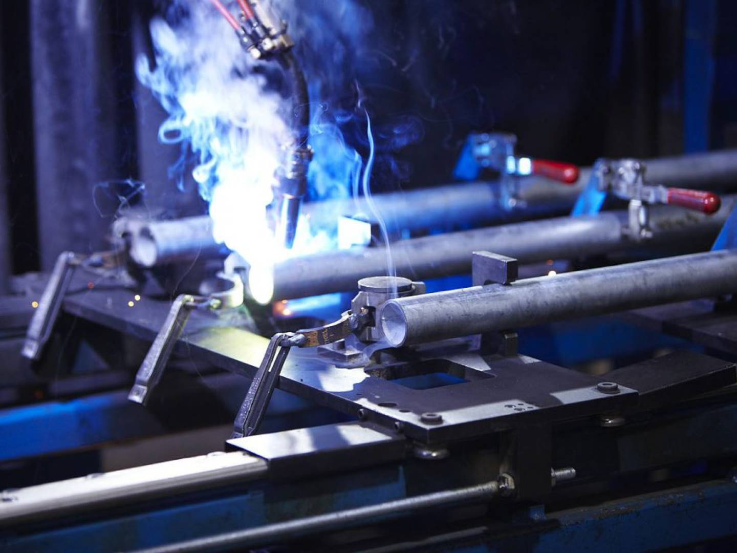 Van Thiel is the only manufacturer in the world and offers you the option of upgrading your used steel scaffolding tubes to obtain completely new products